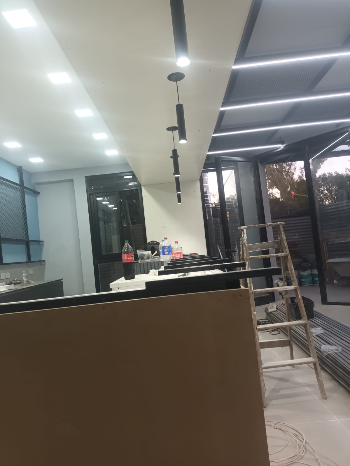 Obra integral local comercial — iluminación LED y cielorraso, General Roca