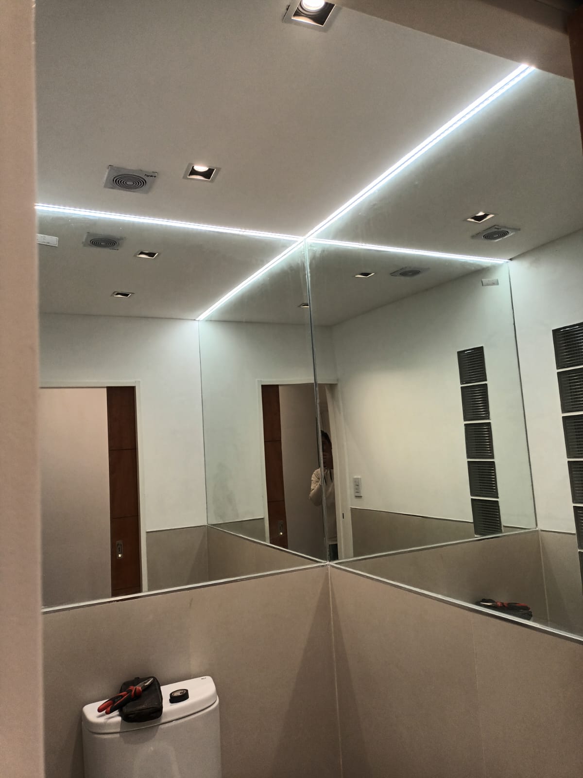 Terminaciones interiores — baño con iluminación LED y cielorraso